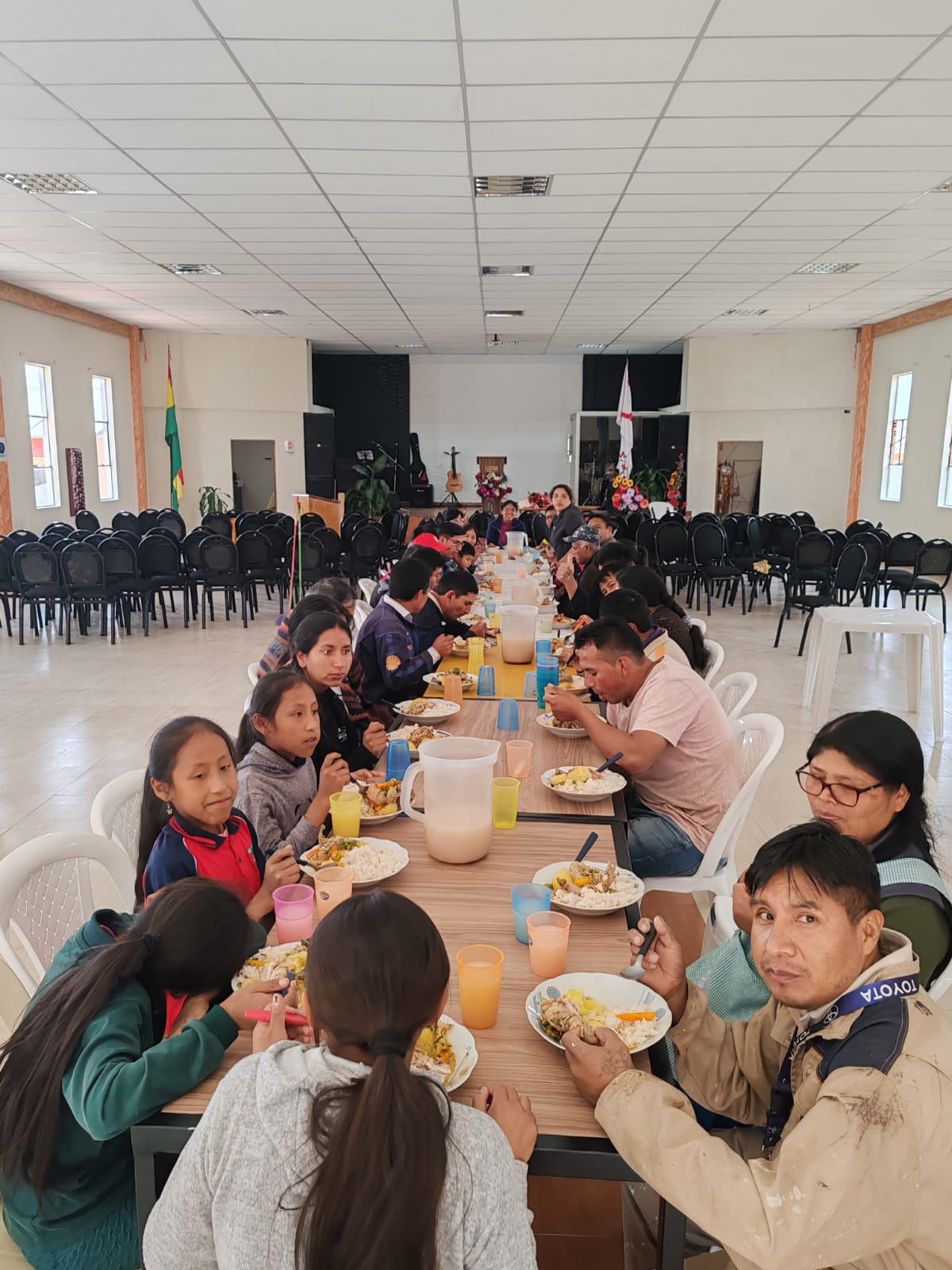 Comunidad compartiendo un almuerzo en actividades de bienestar de la fundación