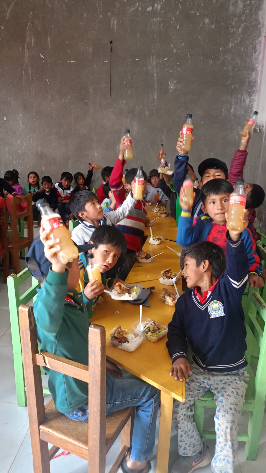 Niños recibiendo alimentación como beneficio directo de la fundación
