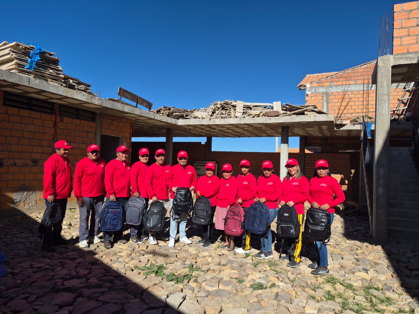 Equipo de la Fundación Amistad con mochilas entregadas a la comunidad en Sucre