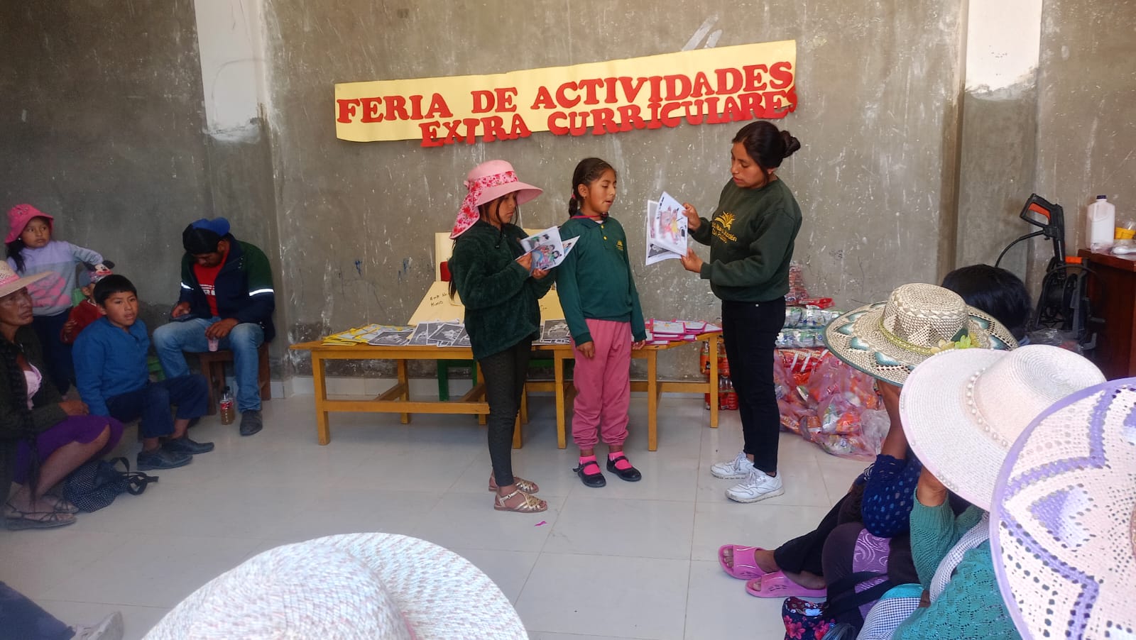 Feria de actividades extracurriculares con niñas de la comunidad en Sucre