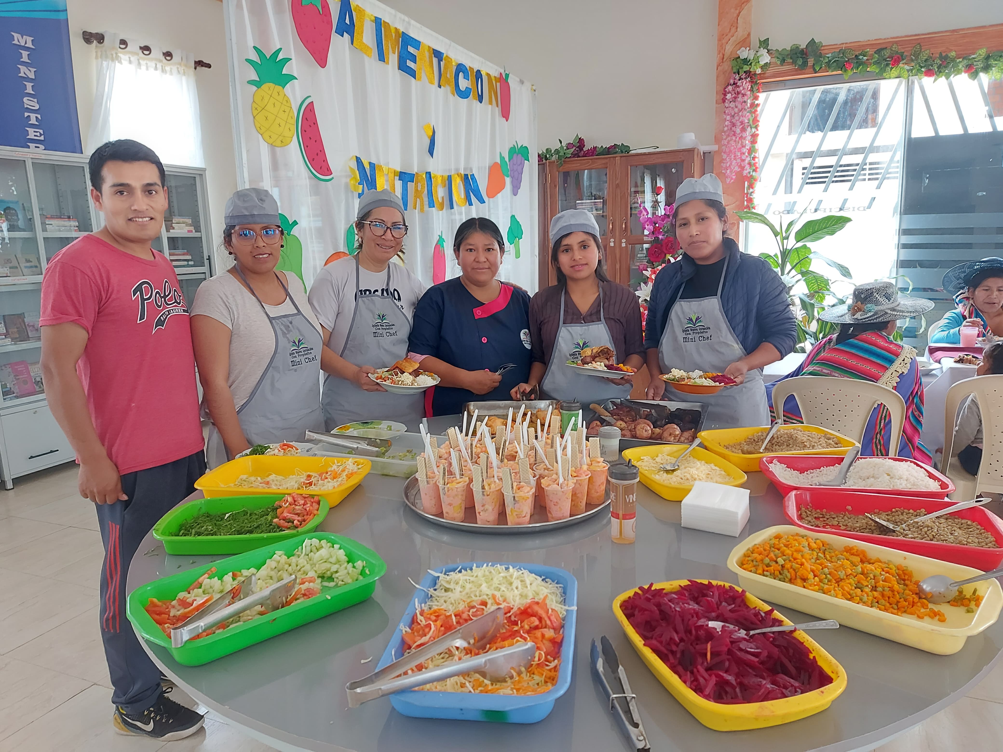 Programa de alimentación y nutrición con voluntarios sirviendo comidas a la comunidad
