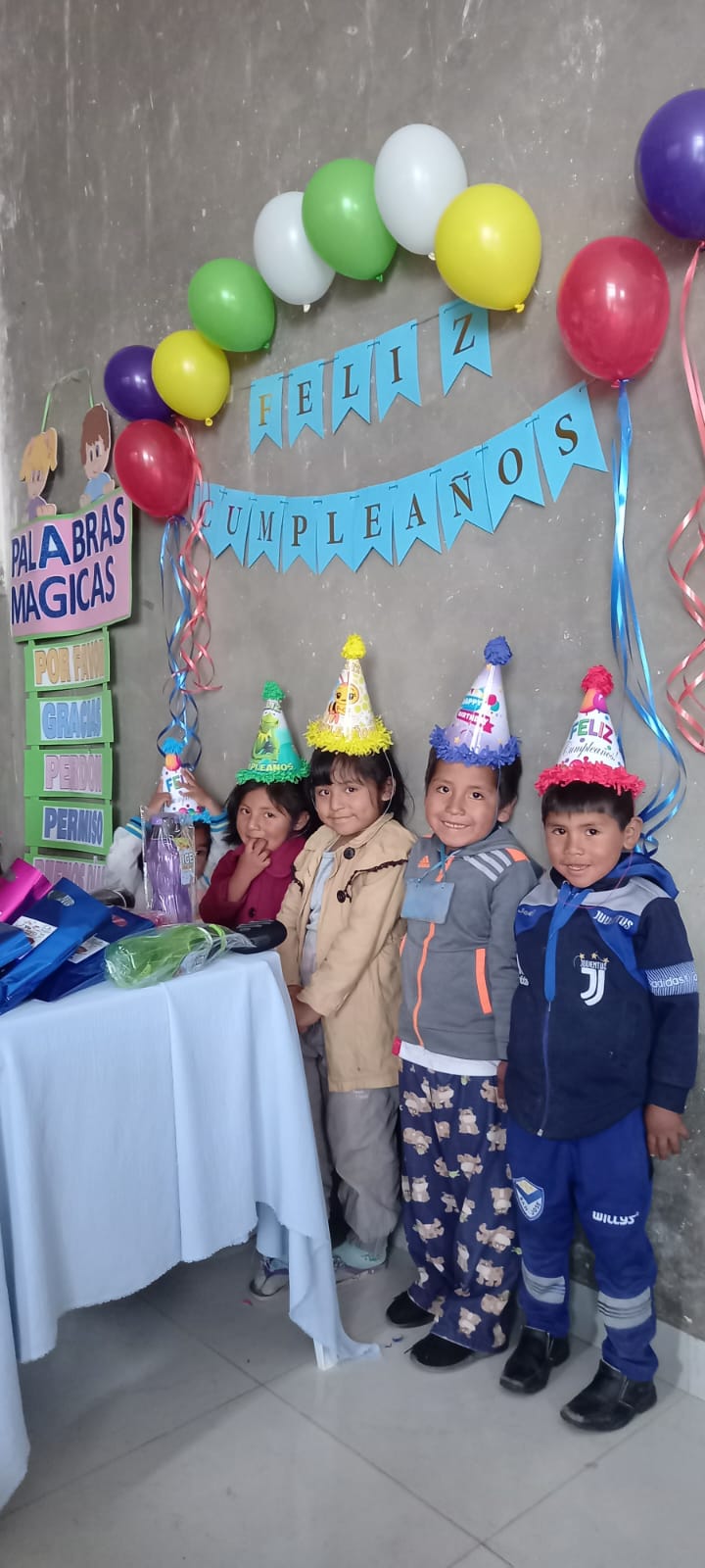 Celebración de cumpleaños con niños en espacio seguro de la fundación