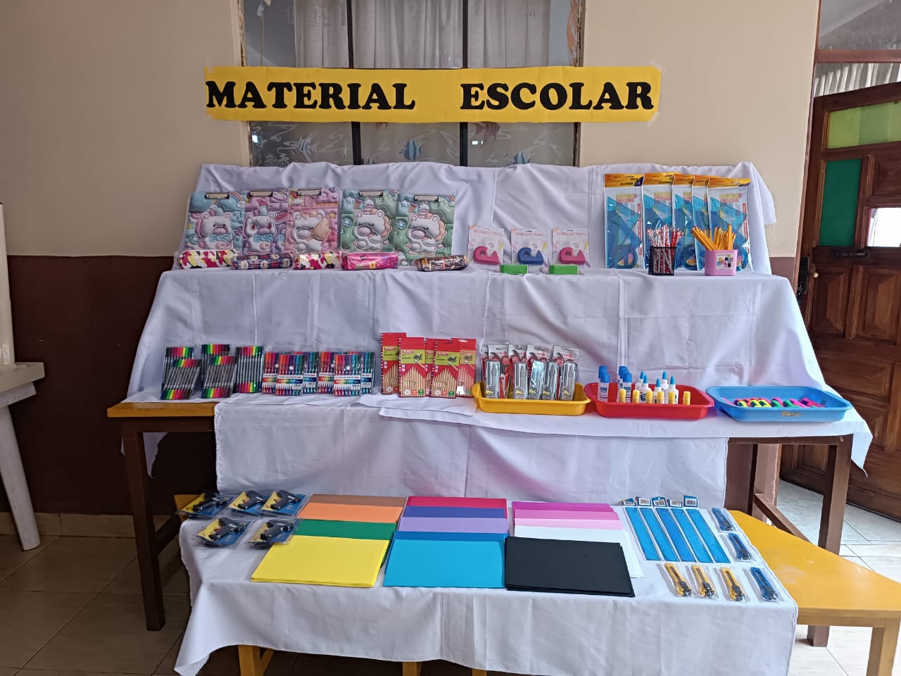 Materiales escolares preparados para apoyo académico a niños de la comunidad