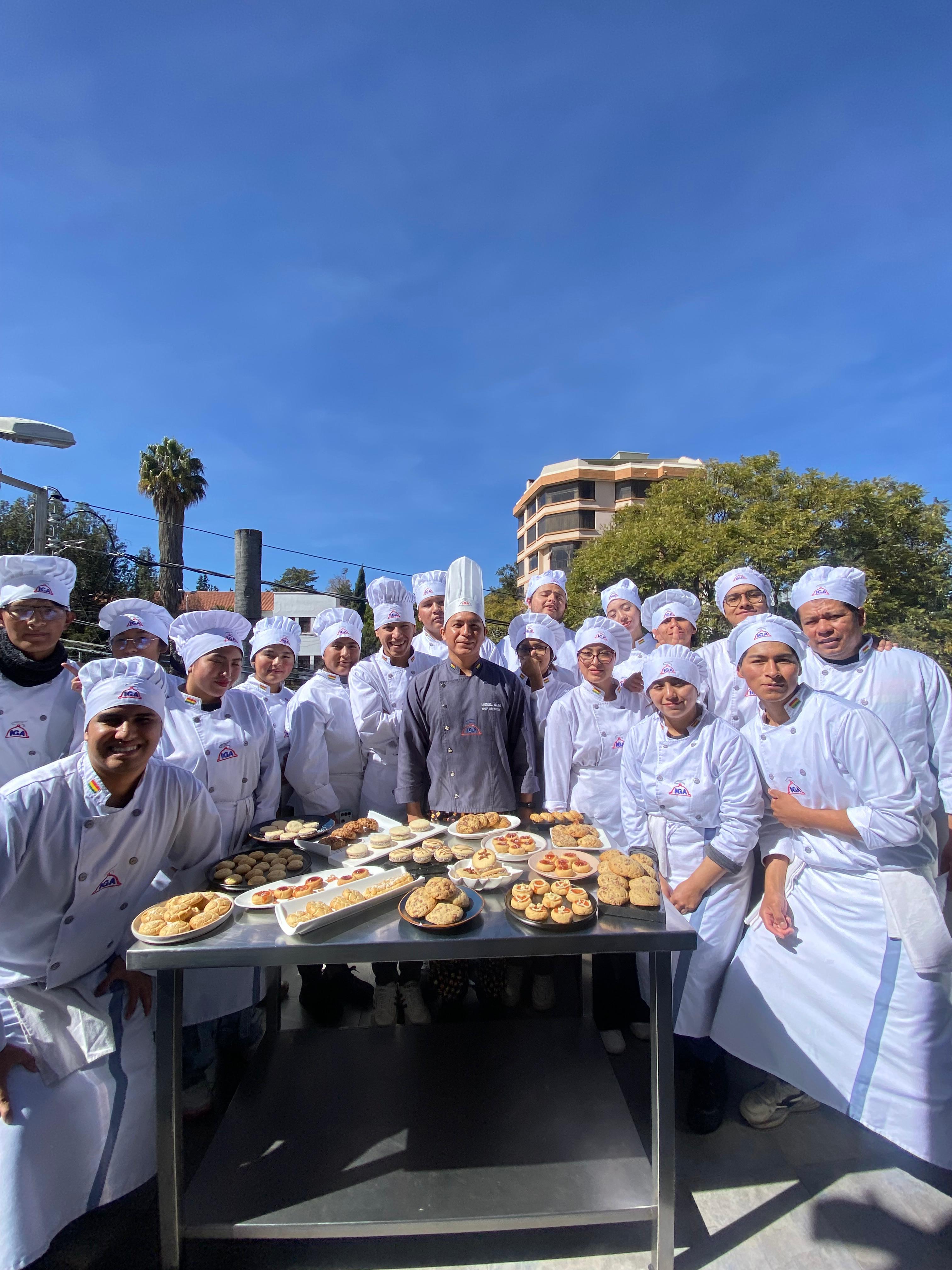 Estudiantes de repostería en programa de generación de ingresos